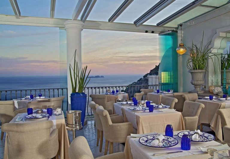 tavola apparecchiata al ristorante li galli