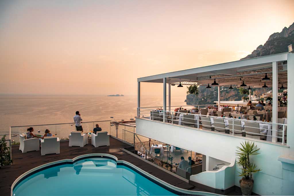 vista del mare di positano dall'alto dallo sky bar